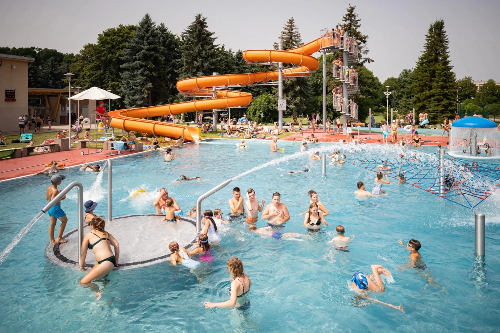 Tor przeszkód i strefa Kids Club - wakacyjne atrakcje na basenach odkrytych ROSiR