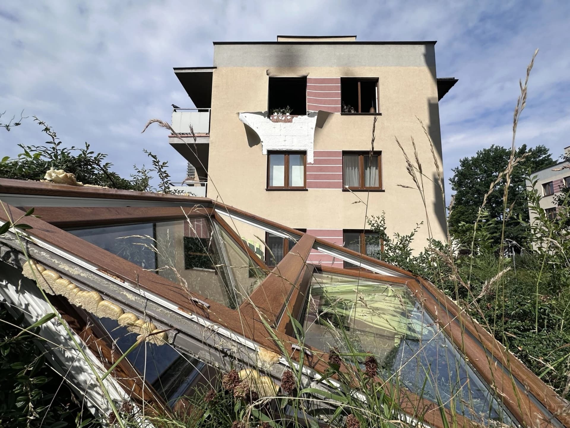 Pożar mieszkania przy ul. Twardowskiego. Dwie osoby w szpitalu, ogień prawdopodobnie od hulajnogi