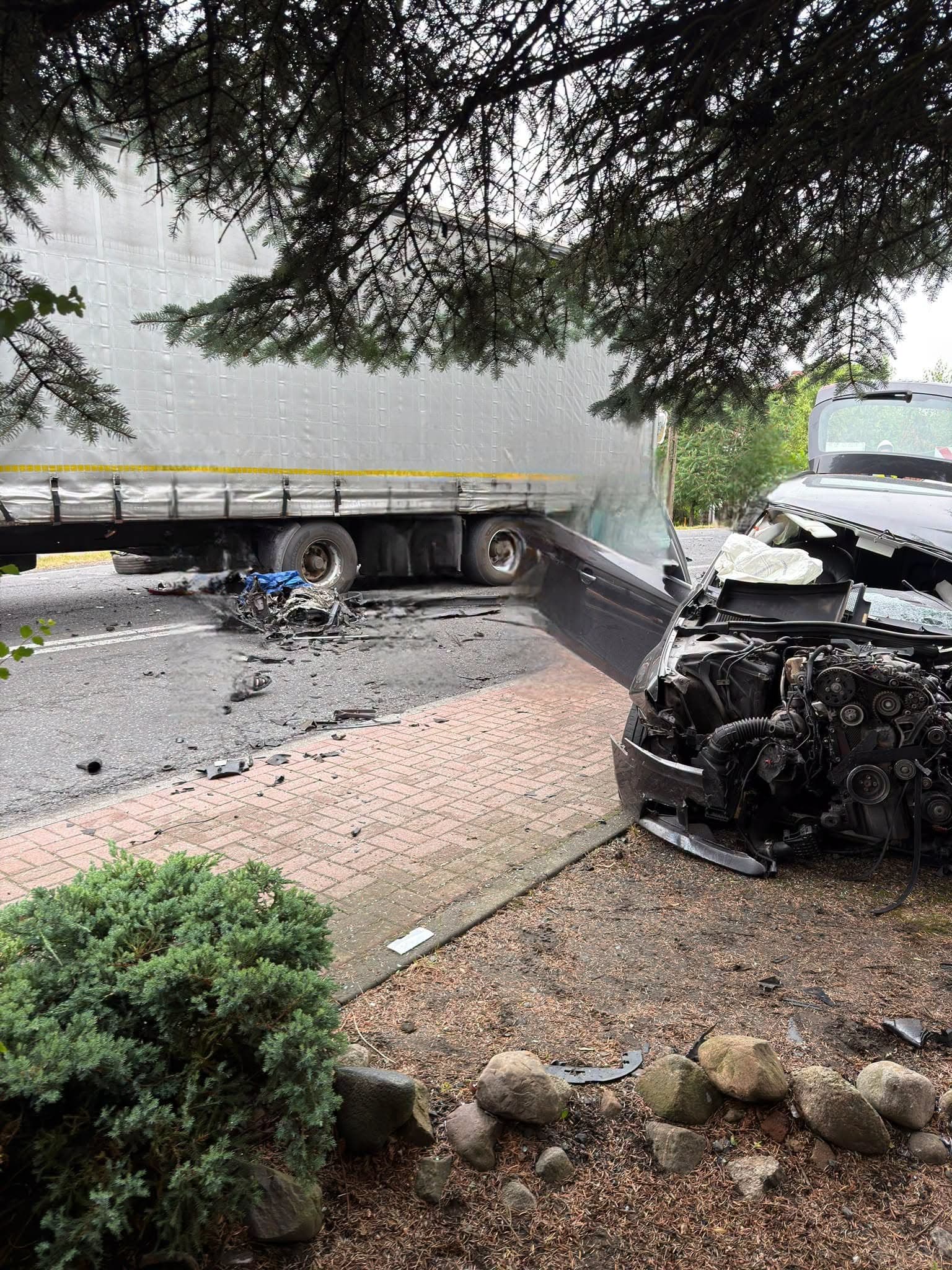 Zderzenie ciężarówki i osobówki w Kowalowie. Ranny kierowca Audi trafił do szpitala (foto)