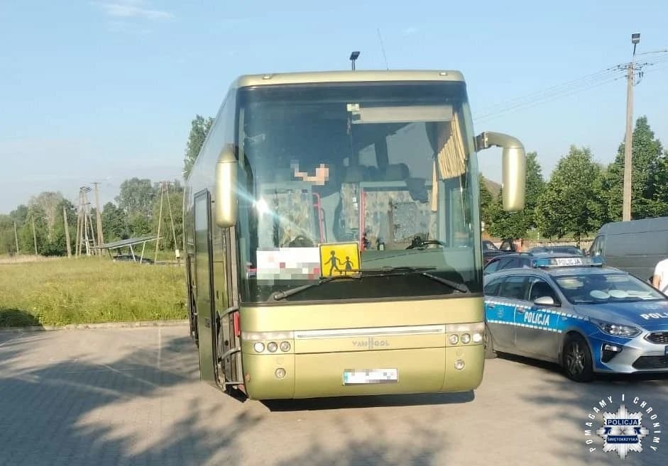 Pijany kierowca miał wieźć dzieci na wycieczkę. Wyjazd z Wiślicy opóźniony przez policyjną kontrolę