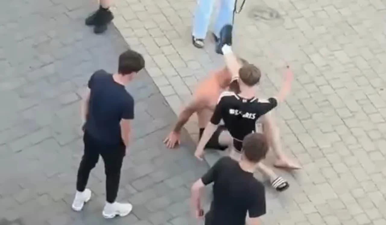 Skopali 45-latka na kieleckim osiedlu. Mieszkańcy oburzeni: „To zwykłe bestialstwo” [wideo]