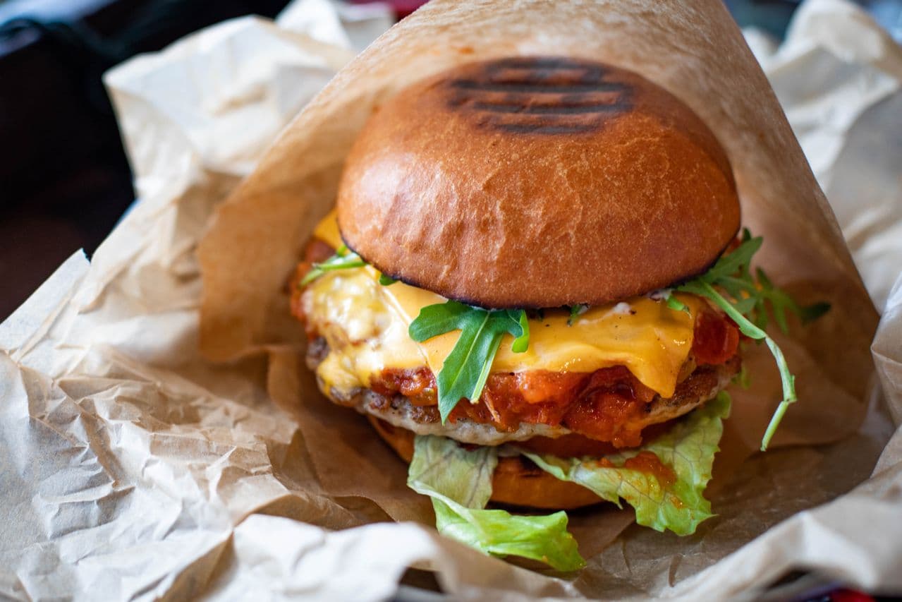 Jak prawidłowo układać warstwy na burger?