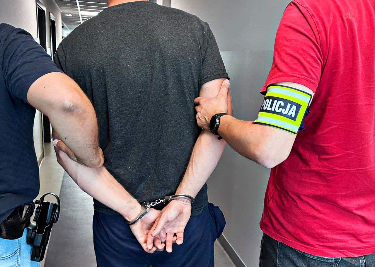 Nerwowe zachowanie zwróciło uwagę policjantów. 27-latek zatrzymany z substancjami...