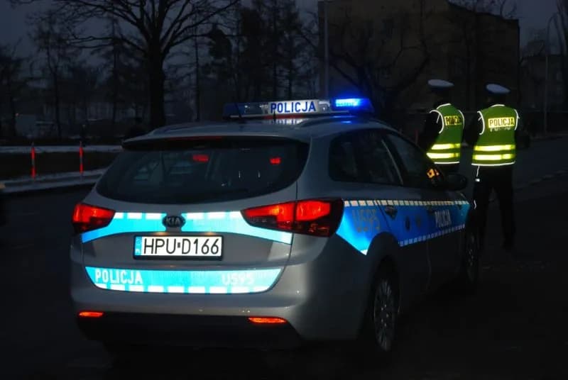 Wyglądał na pijanego. Okazało się, że był w stanie zagrażającym jego życiu. Na szczęście policjantka rozpoznała objawy…