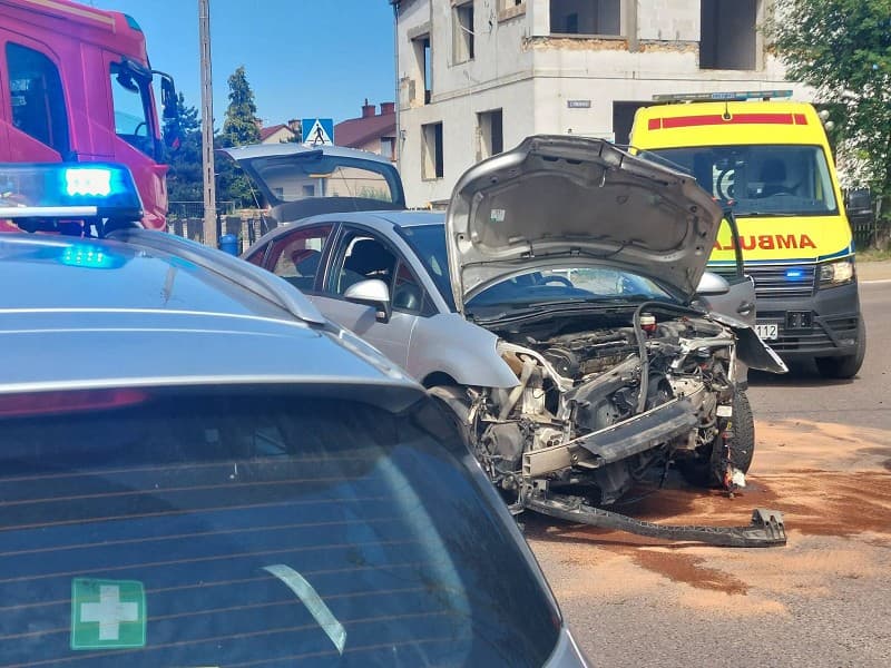 Kolizja w centrum Mławy. Skrzyżowanie jest nieprzejezdne