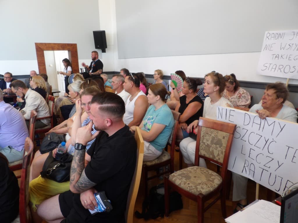 Harmider na sesji Rady Powiatu Mławskiego, Gadanie uzdrowi szpital?