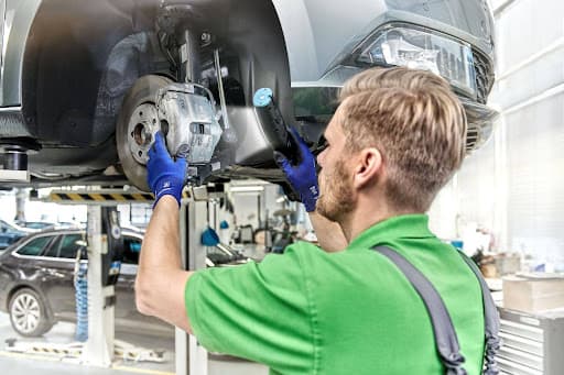 Wymiana klocków hamulcowych w ŠKODA – co warto wiedzieć?