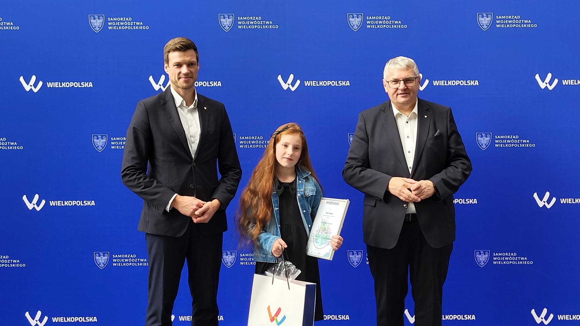 Nagrodzono najlepszych w konkursie "Cztery pory roku z OZE" Już po raz kolejny uczniowie klas IV-VIII z wielkopolskich szkół podstawowych zmierzyli się z tematyką odnawia