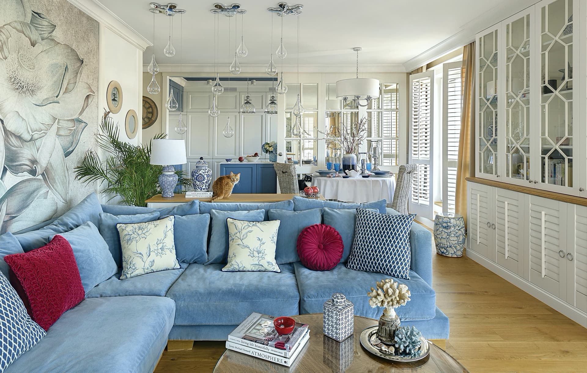 Styl Hamptons w gdańskim apartamencie. Jasne wnętrza z błękitami i morskimi dekoracjami