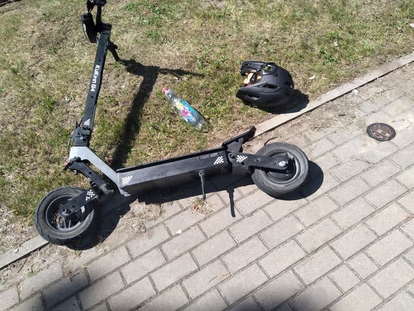 Groźny wypadek nastolatek. Jechały hulajnogą we dwie i bez kasków