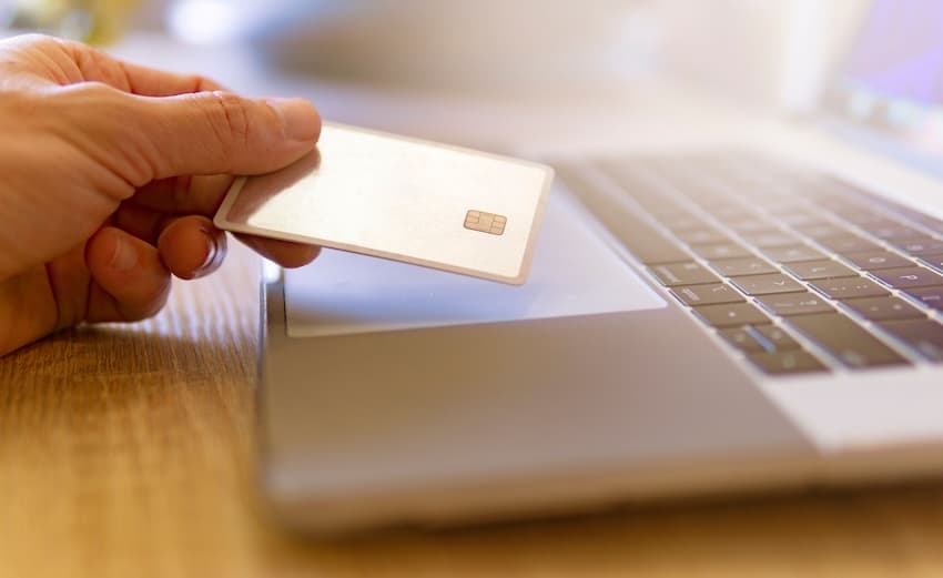 Świadomy konsument w sieci: na co zwracać uwagę, analizując regulaminy i umowy online?