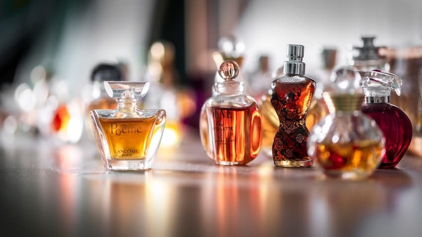 Orient w wersji lżejszej niż myślisz: Jak nosić arabskie perfumy podczas upałów?