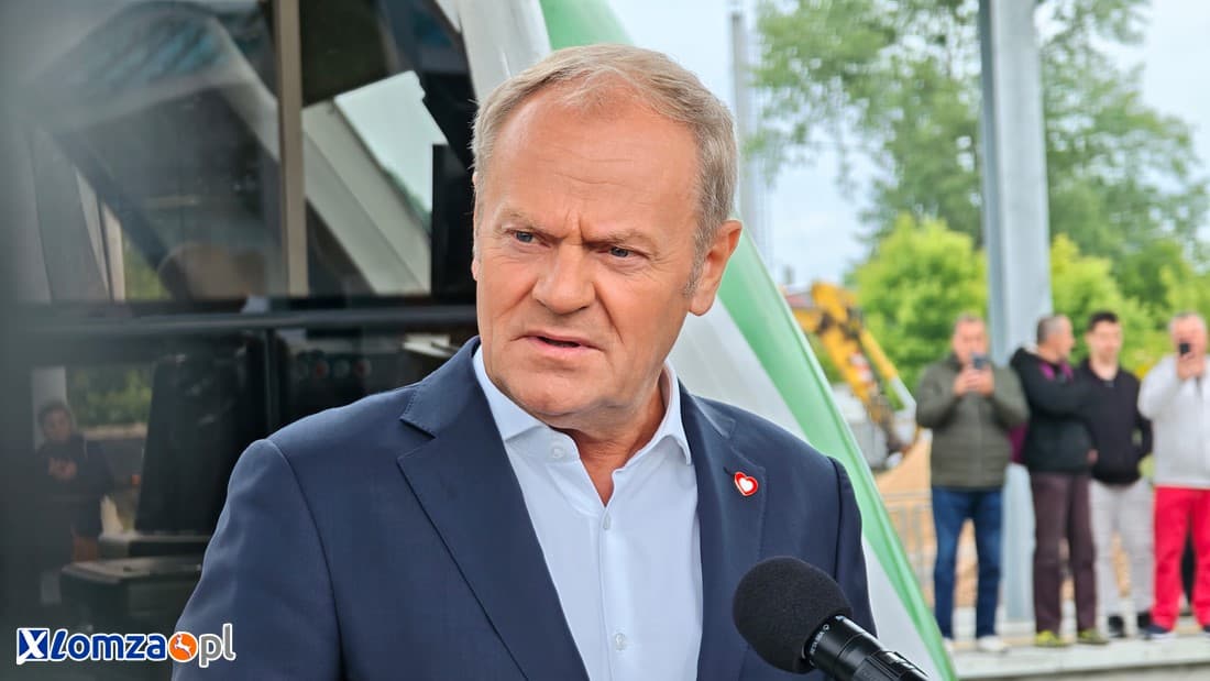 Tusk w pierwszym pociągu do Łomży. Historyczny powrót kolei po 33 latach [FOTO]