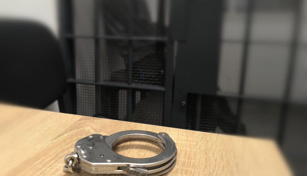 Nieodpowiedzialny mężczyzna w rękach policjantów. Poinformował o bombie w pociągu