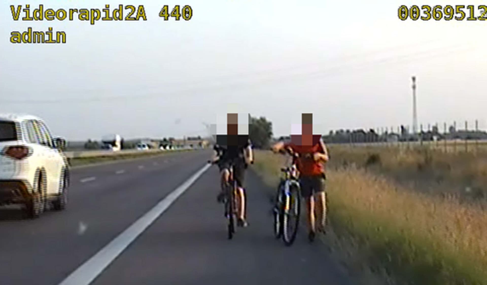 Rowerami pod prąd na drodze ekspresowej. Policjanci w porę przerwali ryzykowną wyprawę 8 i 9-latka