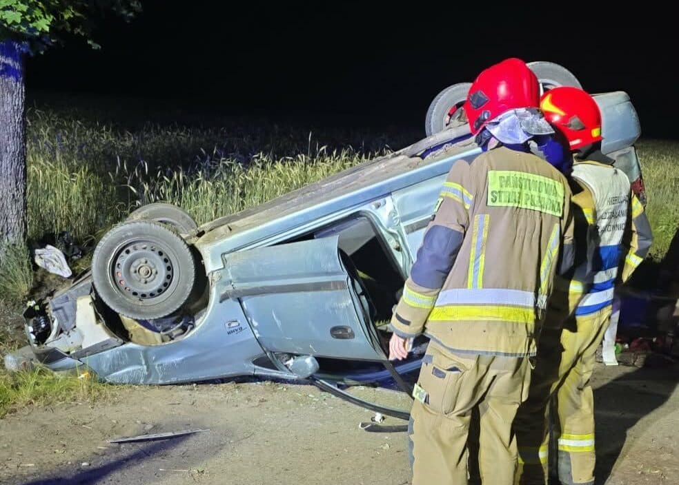 Dachowanie pojazdu w miejscowości Niesłuchy. Nastoletnia pasażerka trafiła do szpitala