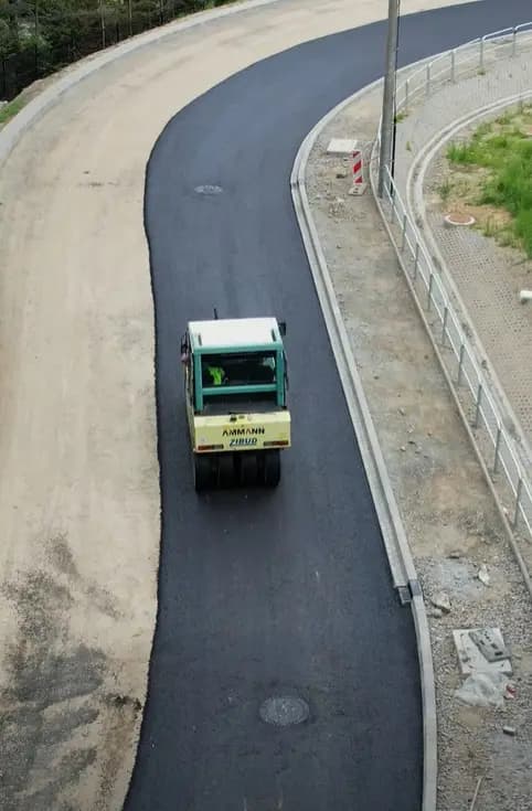 Krynica-Zdrój. Na ul. Pułaskiego pojawił się pierwszy asfalt. Przebudowa wchodzi w kluczowy etap