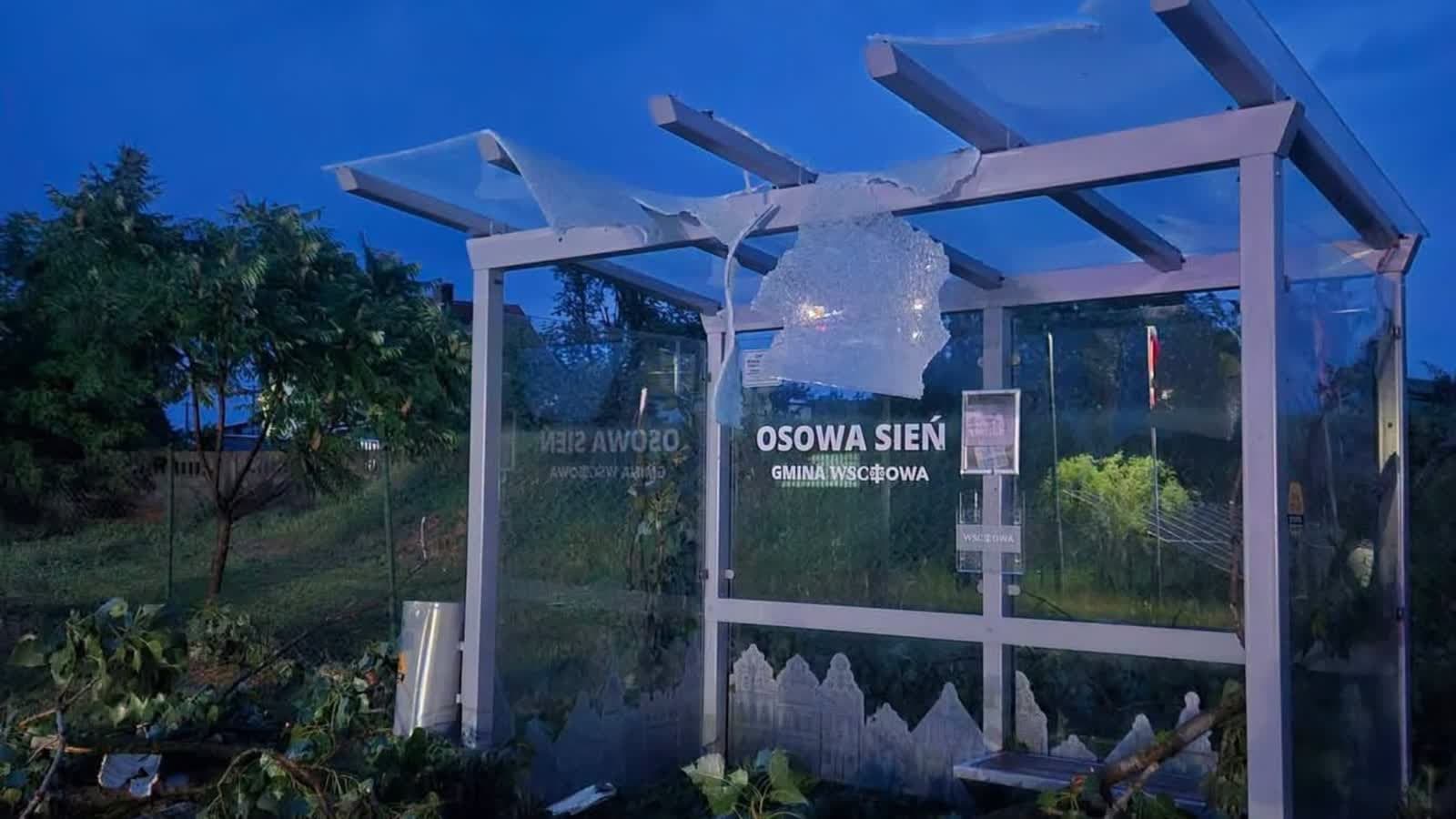 Straż pożarna interweniowała w ciągu doby prawie tysiąc razy. Zniszczenia w Osowej Sieni