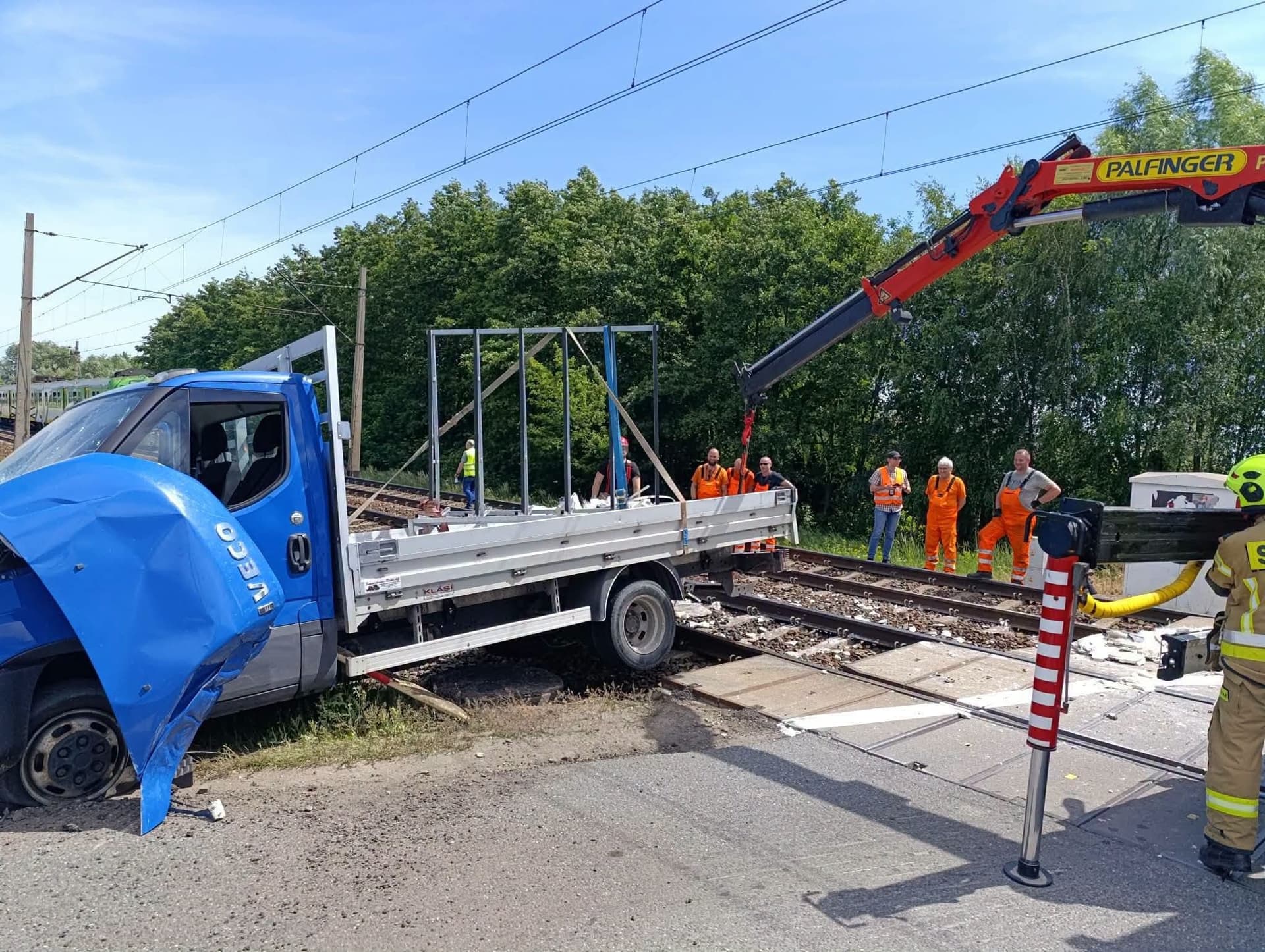 Sekundy od tragedii pod Błoniem. Dostawcze Iveco utknęło na torach, chwilę później uderzył w nie pociąg [FOTO, WIDEO]