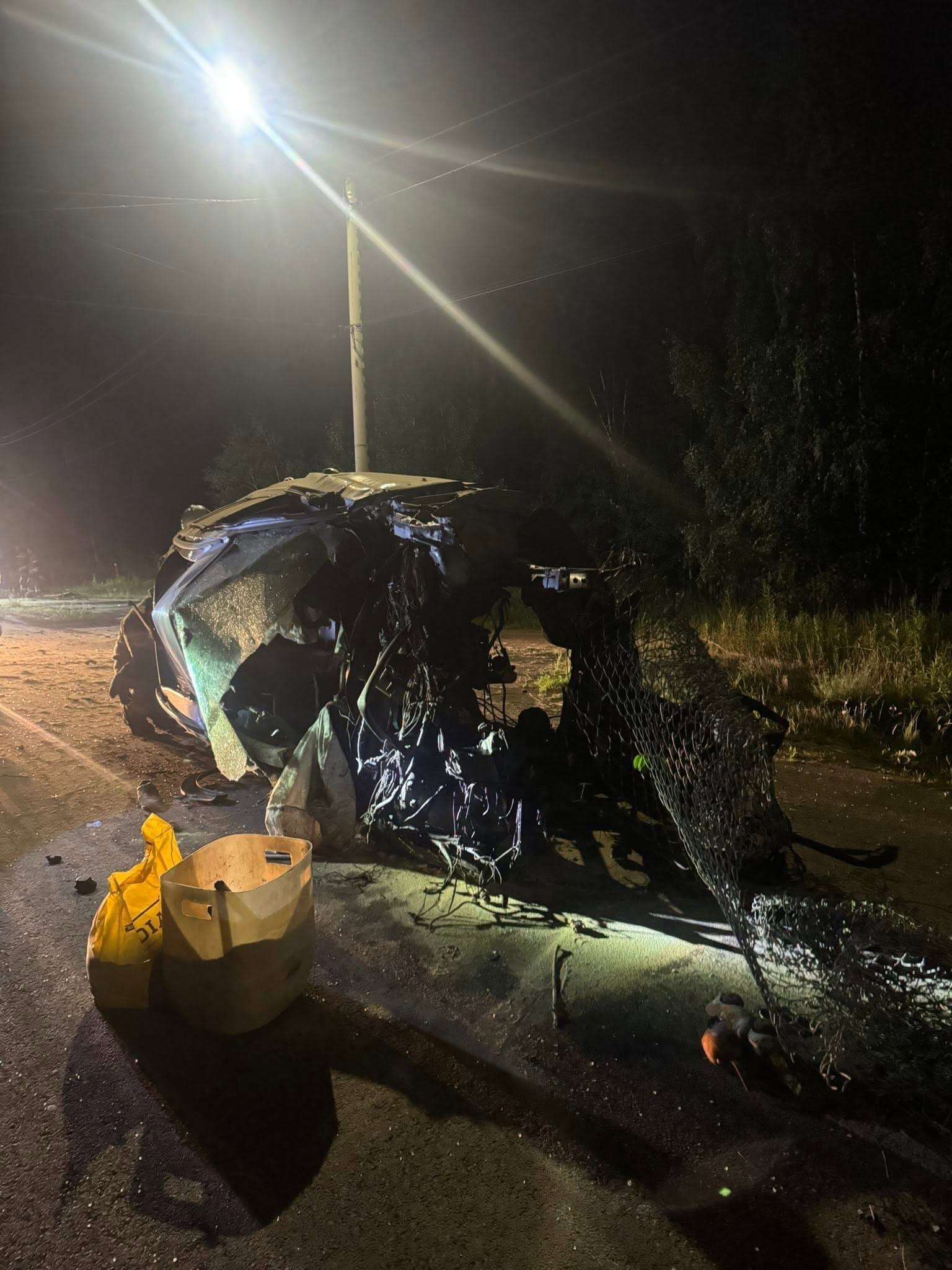 Nocna tragedia w Borzęcinie Dużym. BMW roztrzaskało się o przepust i drzewo, jedna osoba nie żyje [FOTO]