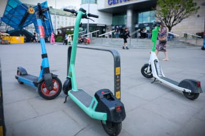 Warszawa wzięła się za e-hulajnogi!