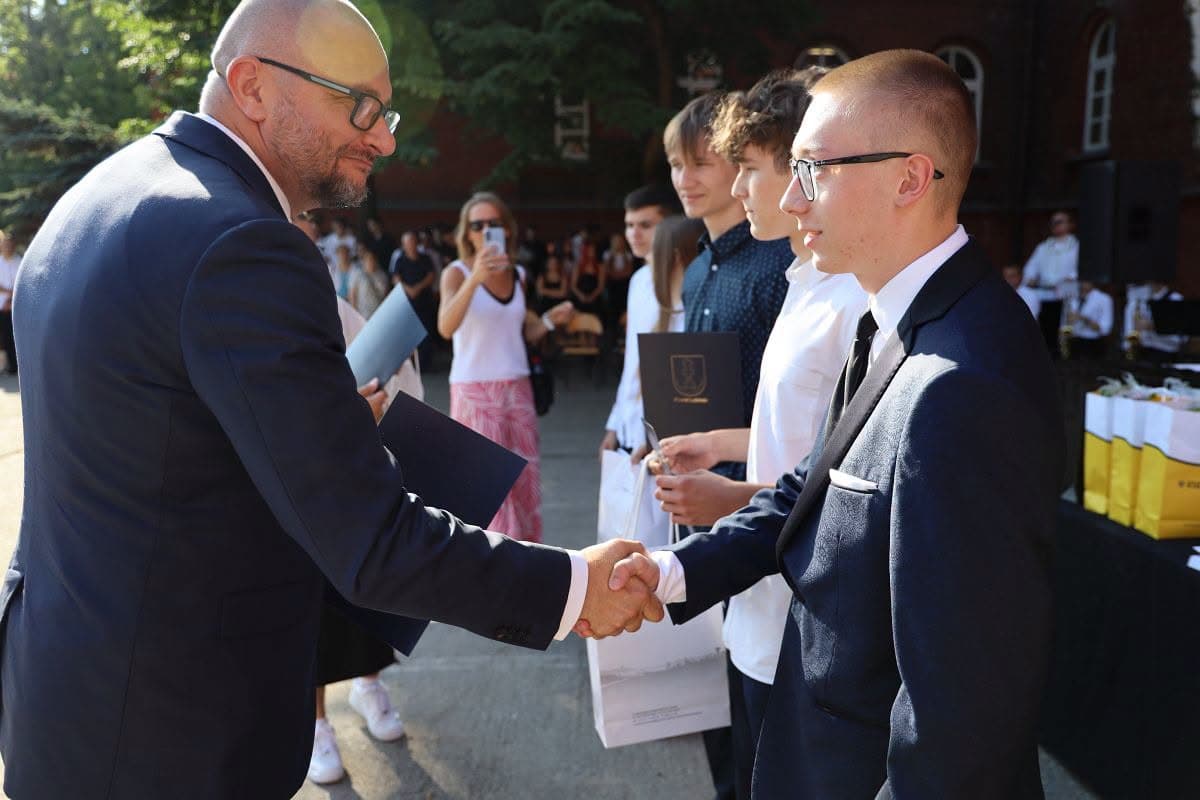 Wakacje! Uczniowie z Powiatu Lubińskiego pożegnali szkołę!