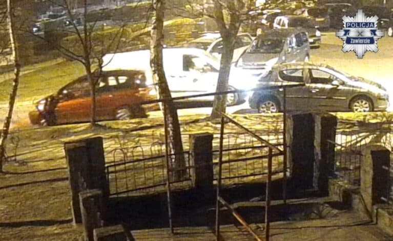 Cofał mercedesem i uszkodził zaparkowane auto. Policja publikuje nagranie i szuka kierowcy