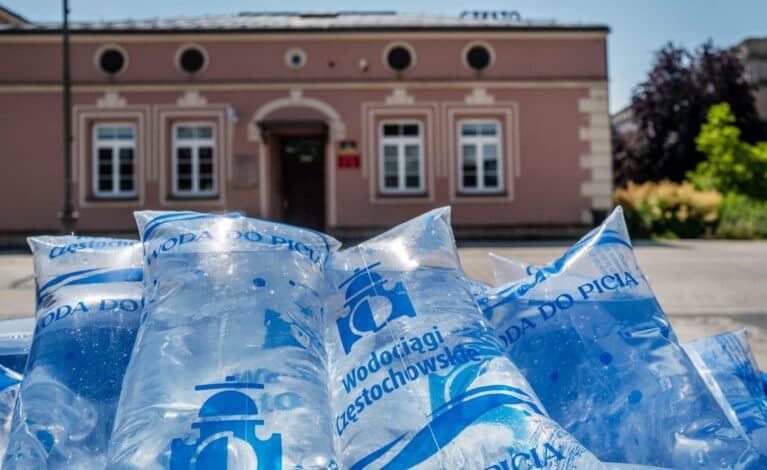 Częstochowa walczy z upałem. W mieście są zraszacze, polewane ulice i woda dla mieszkańców