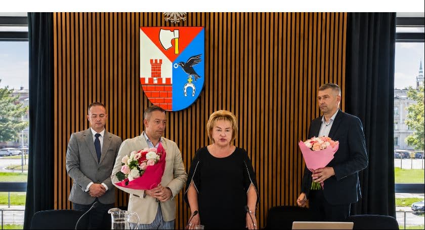 Wójt gminy Sterdyń z wotum zaufania i absolutorium. Na koniec tort dla wszystkich.