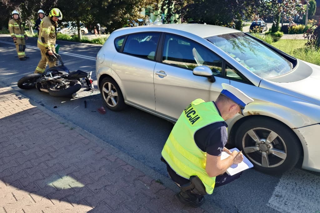 Zderzenie motocyklisty z samochodem. Nastolatek przeleciał nad autem! ZDJĘCIA