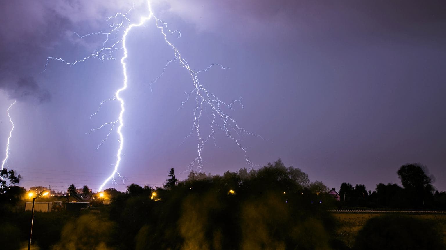 Nawałnice nad Polską uszkodziły scenę koncertową i utrudniły pracę lotniska