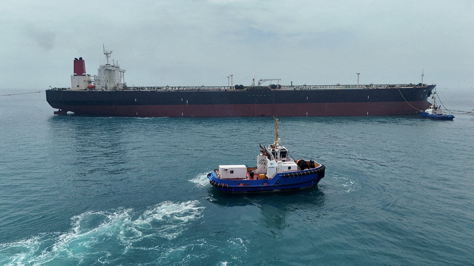 Iran zamyka cieśninę Ormuz po atakach USA. Grozi blokadami innych szlaków