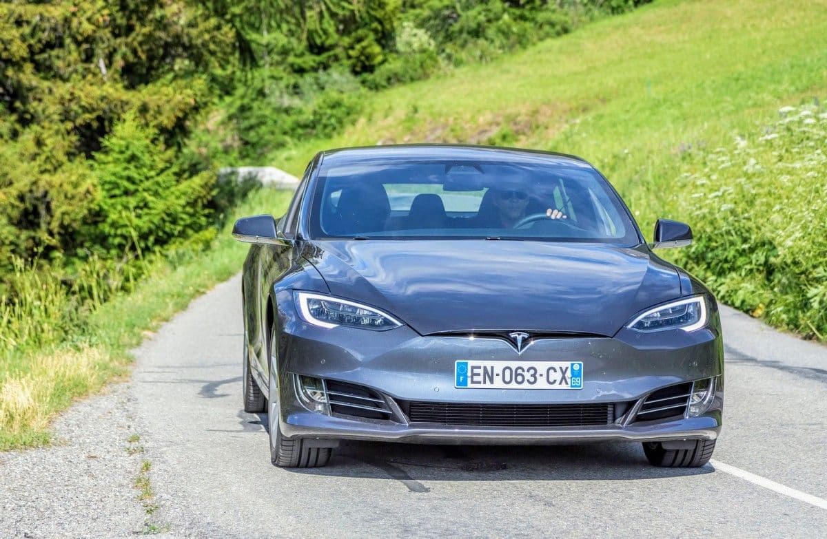 Tesla z autopilotem uderzyła w dom i zabiła kobietę. Kto odpowie za tragedię?