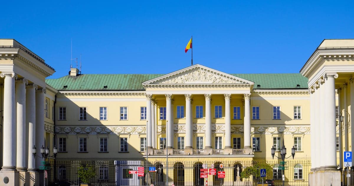 Radny PiS oskarża urzędnika warszawskiego ratusza o powiązania z Rosją. Magistrat reaguje