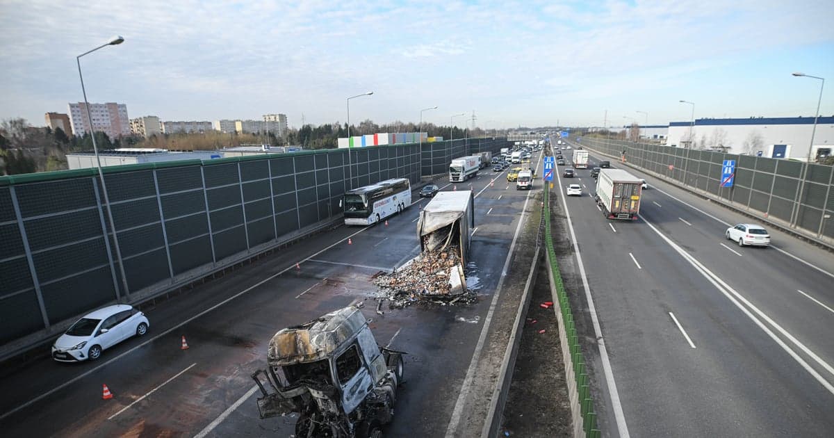 Nocny wypadek na A2. Najpierw wypadek, potem samozapłon podczas holowania