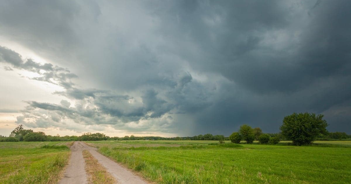 IMGW ostrzega przed burzami we wtorek. Sprawdź, gdzie może zagrzmieć