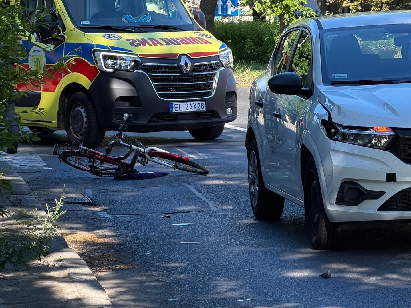 Groźny wypadek w Piotrkowie Trybunalskim. Matka prowadząca rower z 7-letnią córką została potrącona na przejściu dla pieszych w Al. Kopernika. Trafiły do szpitala
