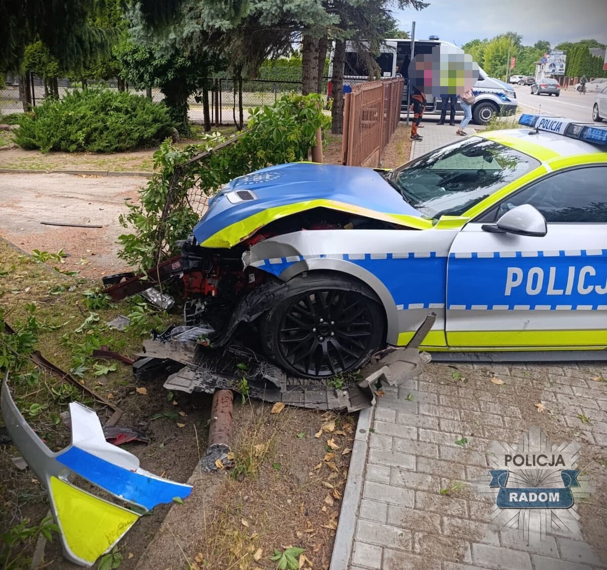 Kolizja dwóch pojazdów, w tym policyjnego radiowozu Ford Mustang