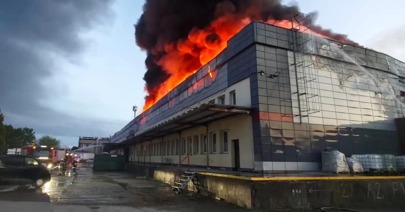 Wielki pożar hali na Mazowszu. Ewakuowano dziesiątki osób