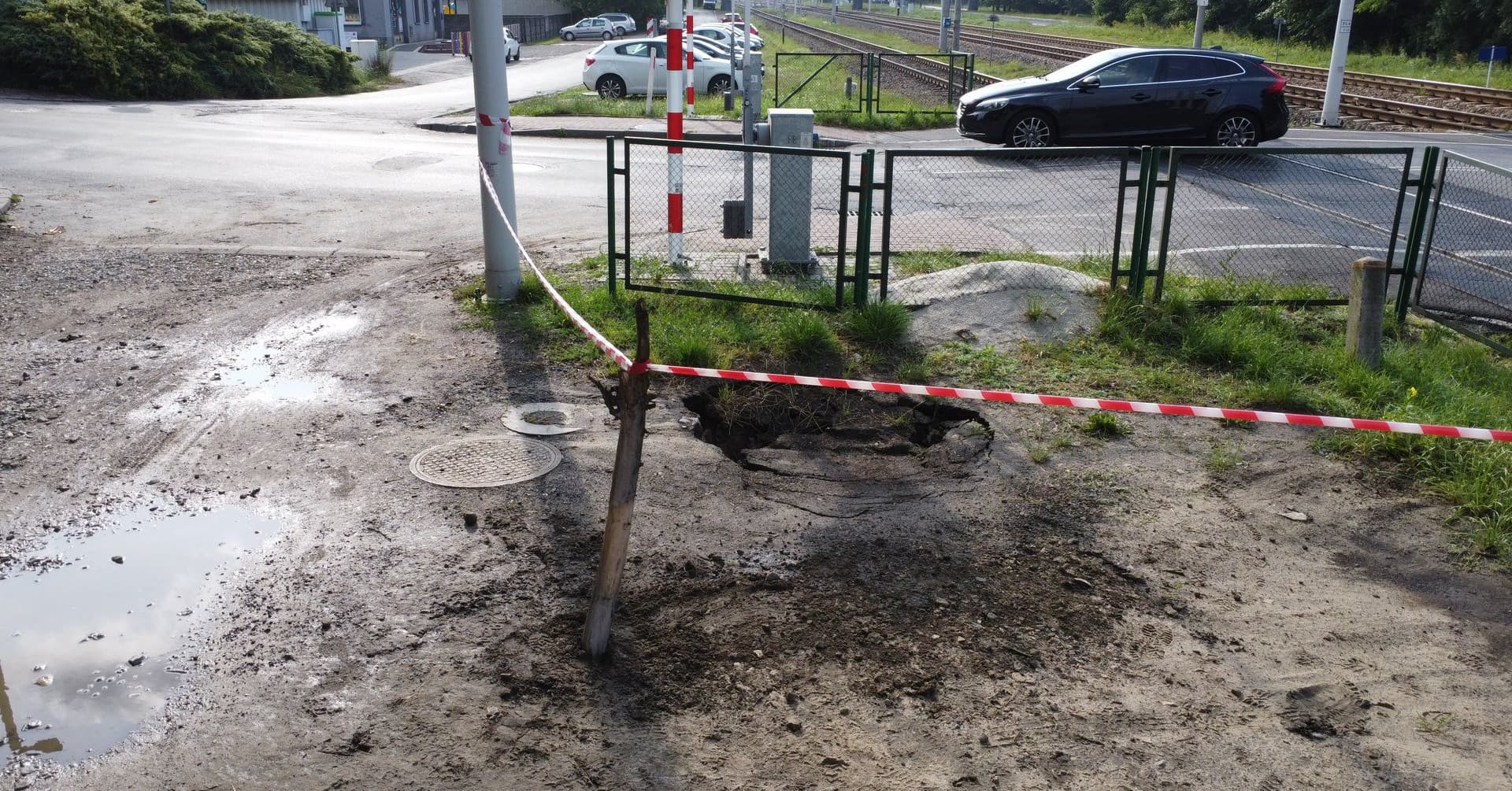 NOWEPrzy przejeździe kolejowym w Olkuszu powstało zapadlisko. To centrum miasta!