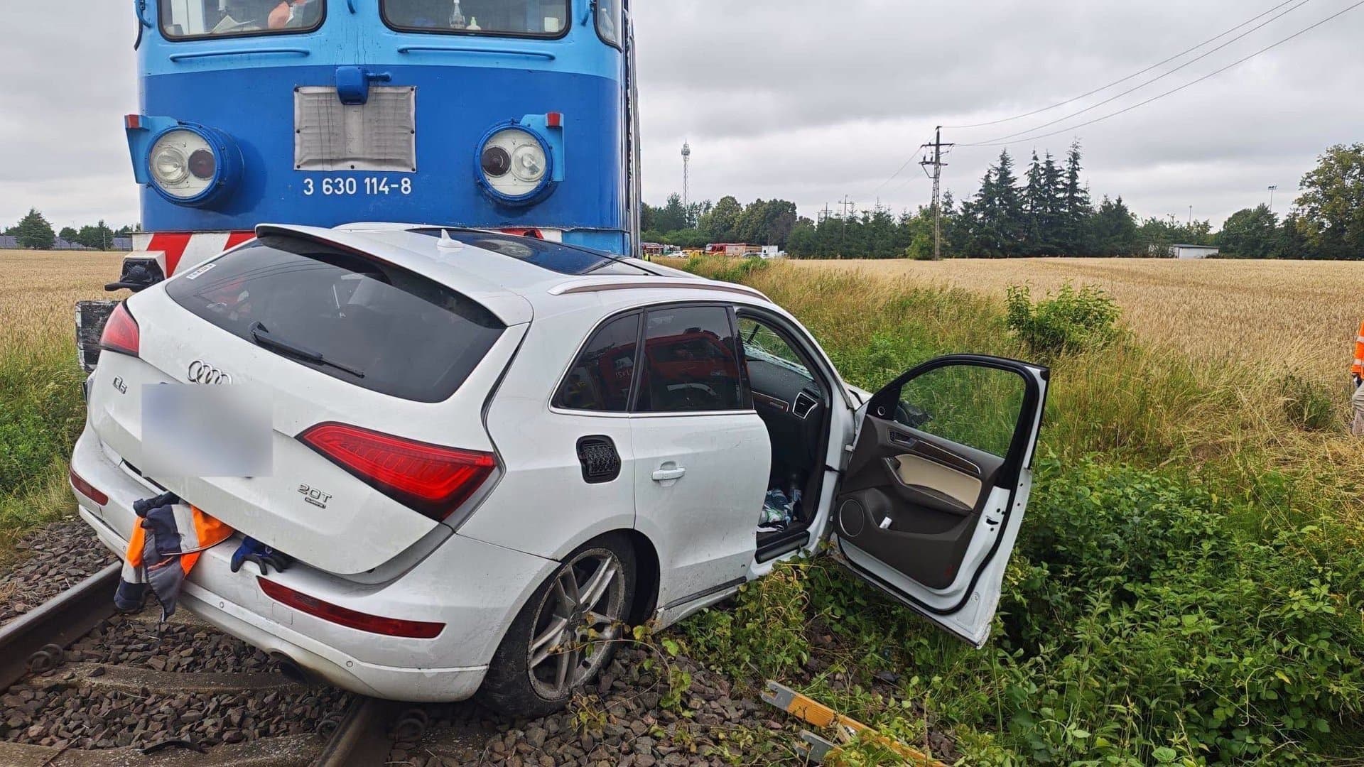 Dramat na przejeździe kolejowym. Samochód wjechał pod pociąg, zginął kierowca