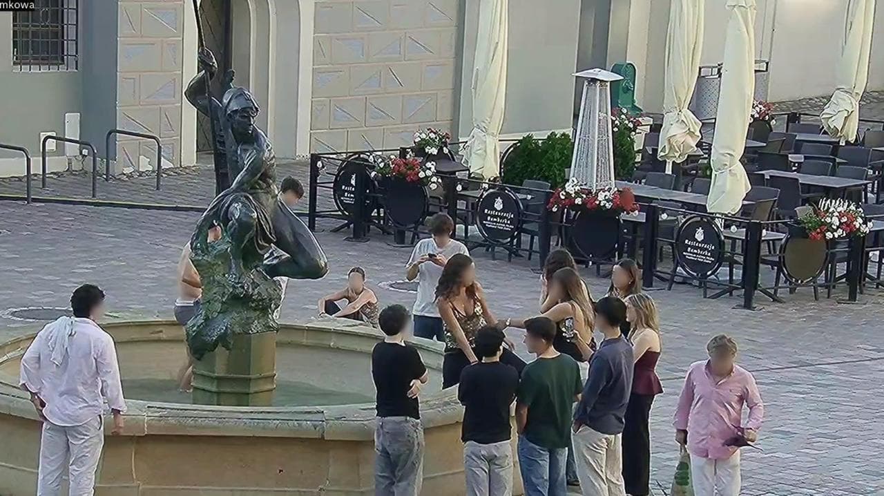 Taki widok na Starym Rynku. Robią to mimo bezwzględnego zakazu