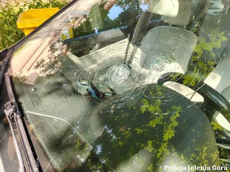 31-latek zatrzymany za uszkodzenie Mercedesa po kłótni z partnerką