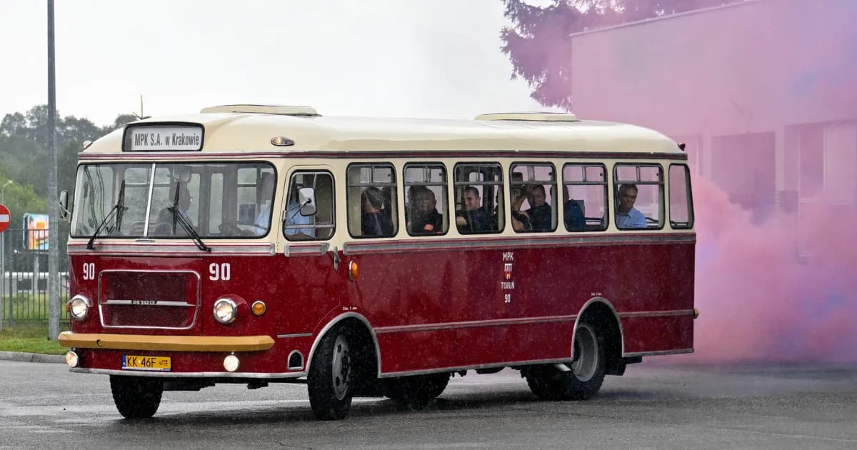 Był działkową altaną, znów przewiezie pasażerów. MPK uratowało zabytkowy autobus