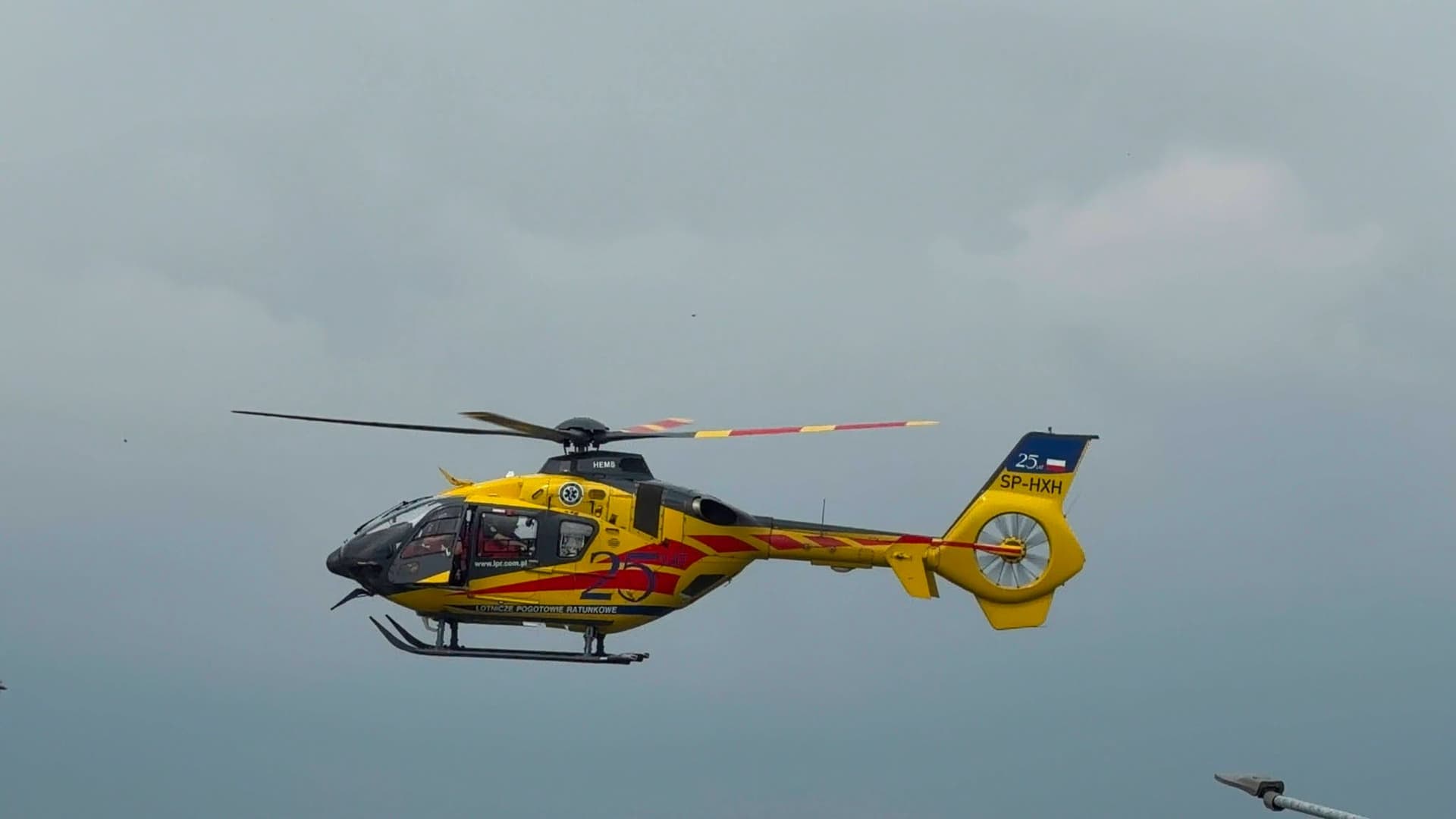Groźny wypadek na DK10 w Nowej Górze. Citroen wypadł z ronda, cztery osoby trafiły do szpitala