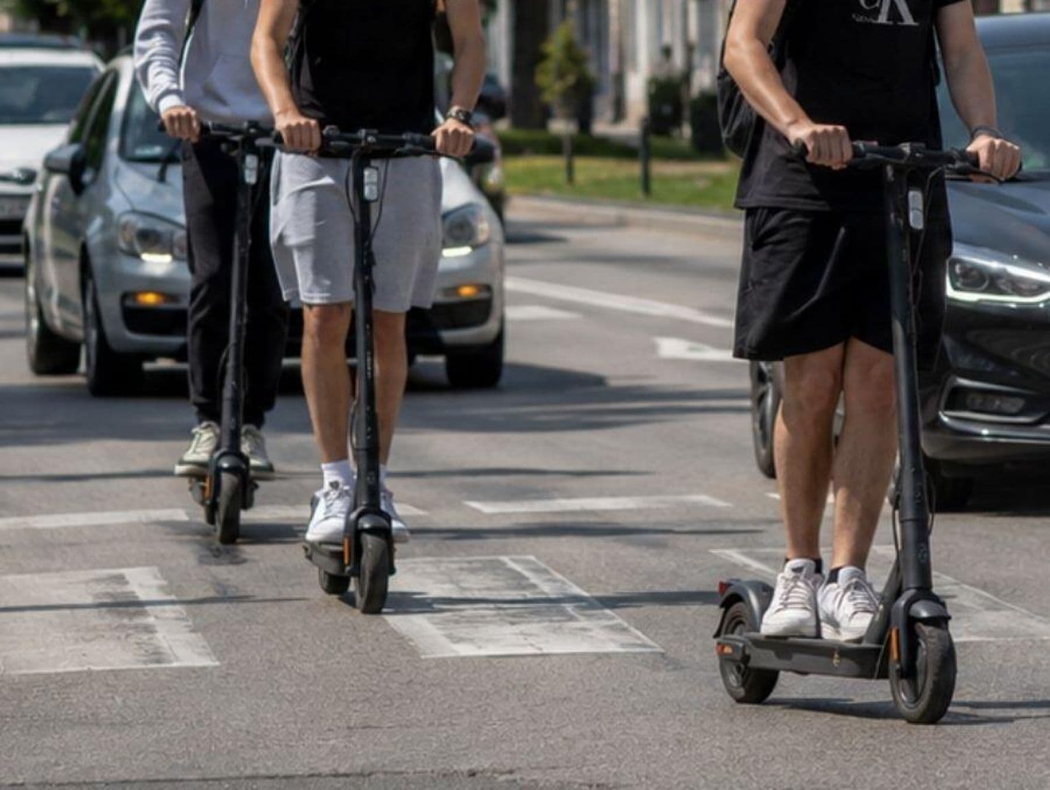 Grupy hulajnóg na ulicach Garwolina. Radni alarmują i pytają o monitoring