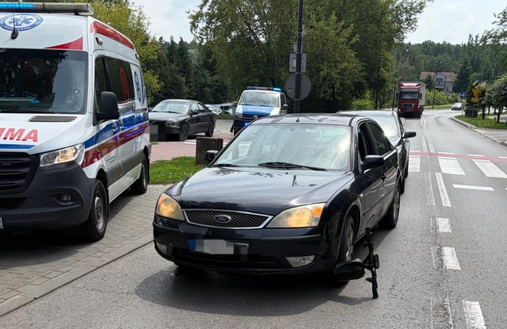 Hulajnoga pod pojazdem, 10-latek trafił do szpitala. Groźne zdarzenie drogowe w Poniatowej