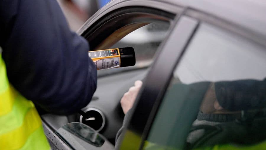 Jechał przez Świecie pod wpływem narkotyków i uciekał przed policją. 19-latek zderzył się z radiowozem