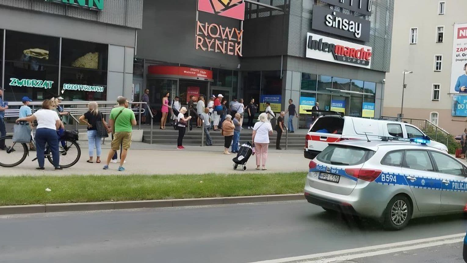 Jelenia Góra. Materiały wybuchowe w gruzie z rozbiórki. Ewakuacja galerii