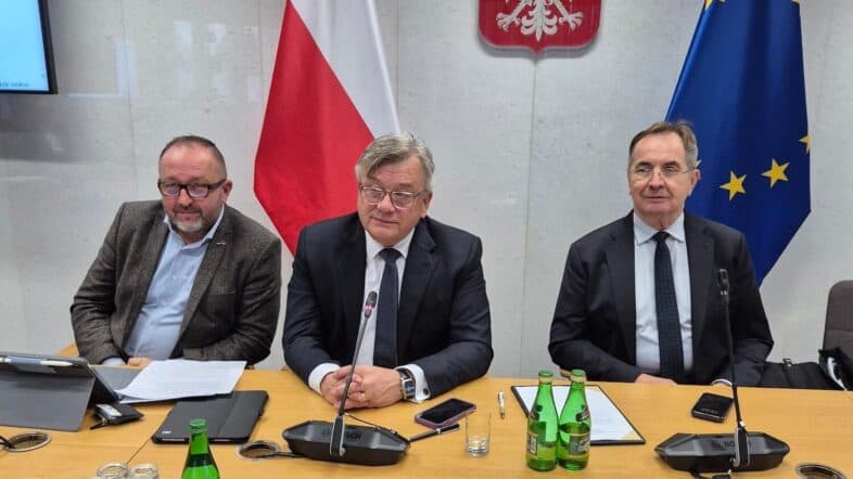 Kij w mrowisko wykluczenia transportowego. Czy medialna burza posła Łąckiego obnażyła dramat milionów Polaków?